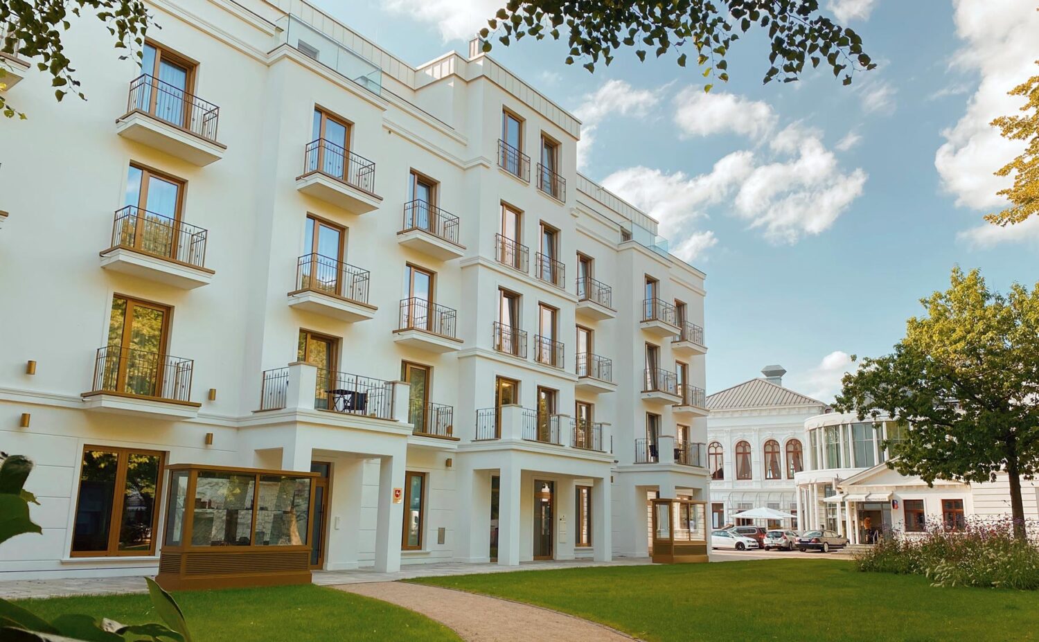 Aussenansicht-mit-gruen